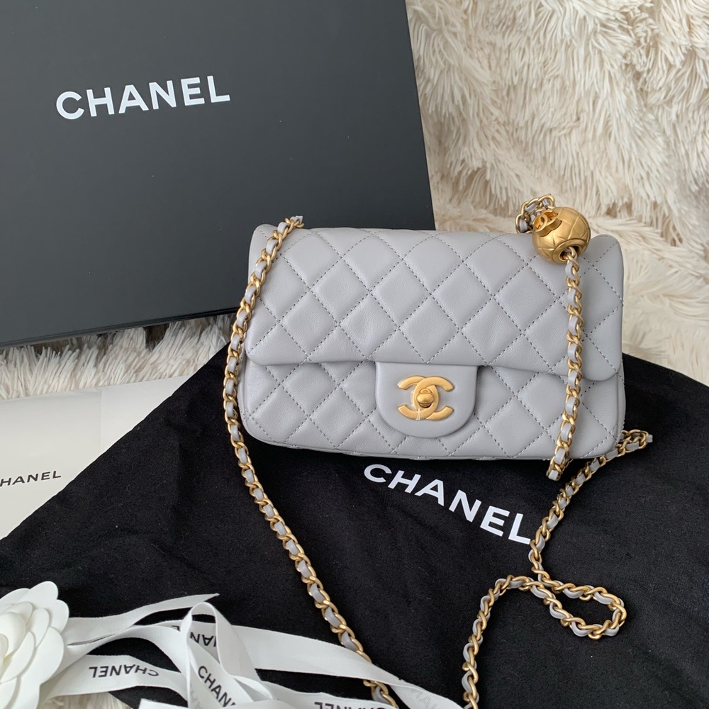 SOLDAuthentic Chanel Pearl Crush mini 21B